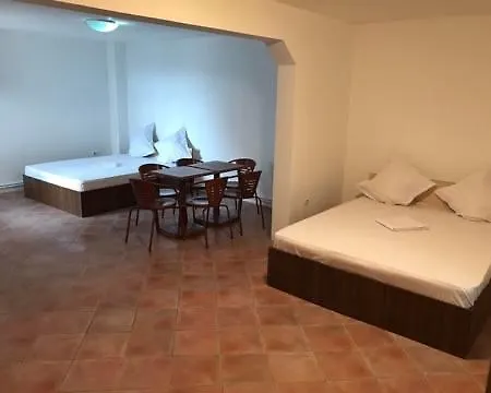 De Inchiriat Laurentiu בית הארחה